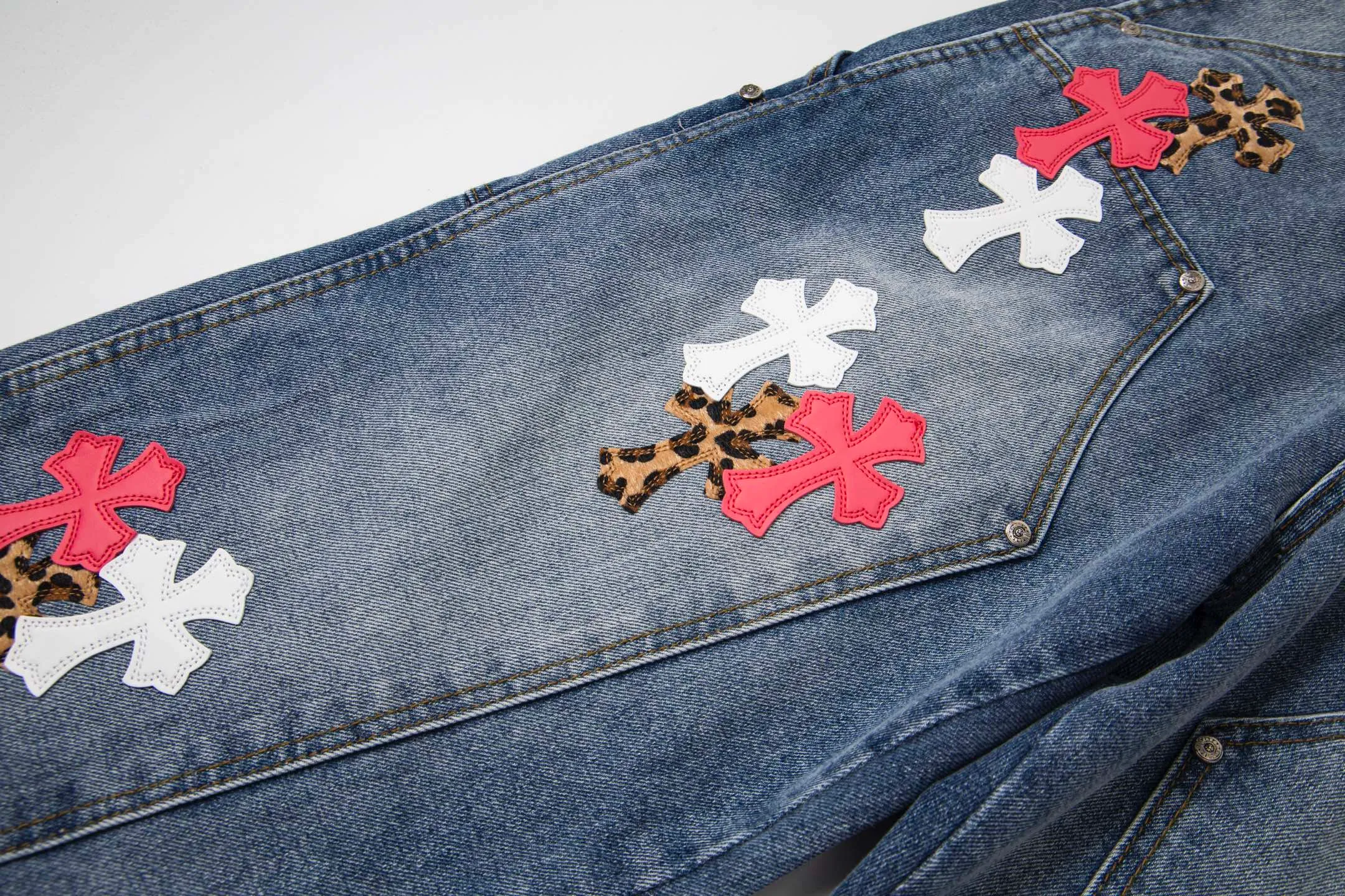 P260 Chrome Hearts | Chrome Hearts CH Chrome Hearts blue and white multi-color leather-splashed denim American work trousers. Full set of hardware molding. Hand-made tassels on the hem with frayed and damaged design. White genuine leather and then patching. Genuine Levi's jeans base plate. Disassembled and spliced. Heavy industrial washing. The upper body is stylish and handsome. The brand recognition is very clear, which greatly highlights the overall sense of style. The overall craftsmanship is impeccable. A pair of trousers. Same style for men and women. Style number: 1732# Size: 28 30 32 34 36